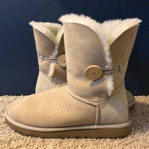 Uggs-Bailey button 2 short